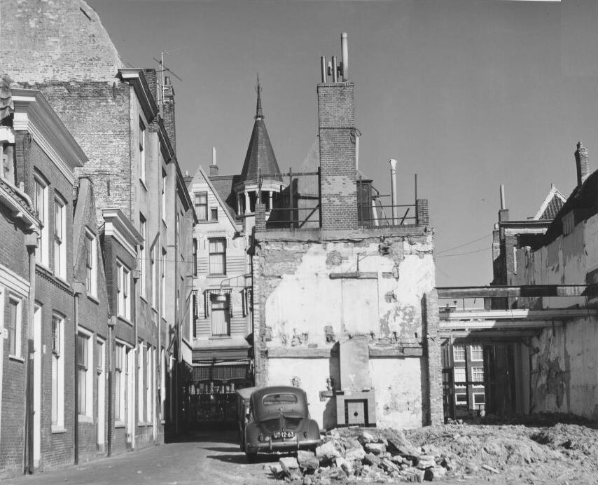 Sint Jorissteeg, tijdens de sloop, 1964.jpg